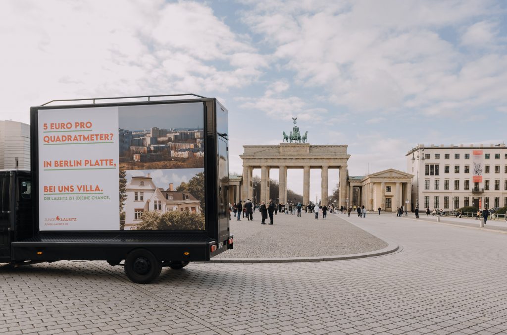 Junge Lausitzer wollen Berliner vom Leben in der Lausitz begeistern – und greifen zu ungewöhnlichen Mitteln